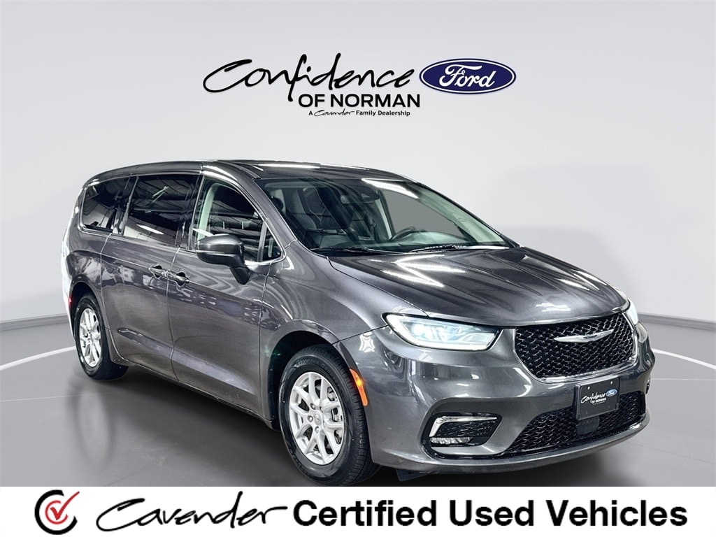 2023 Chrysler Pacifica Touring L's photo