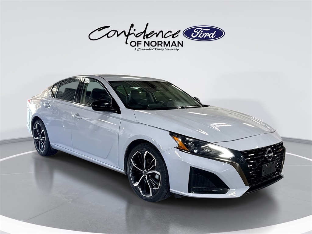 2023 Nissan Altima SR's photo