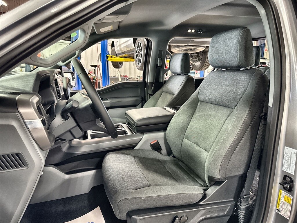 2025 Ford F-150 XLT photo 2