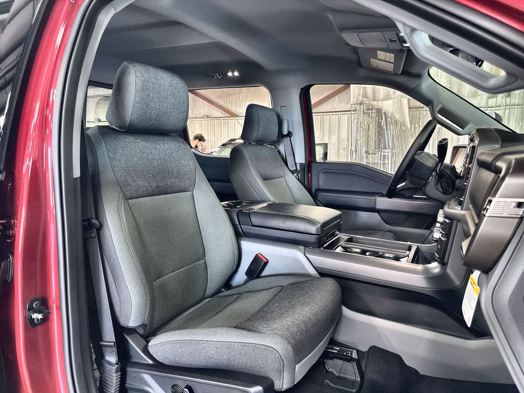 2025 Ford F-150 XLT - Photo 32
