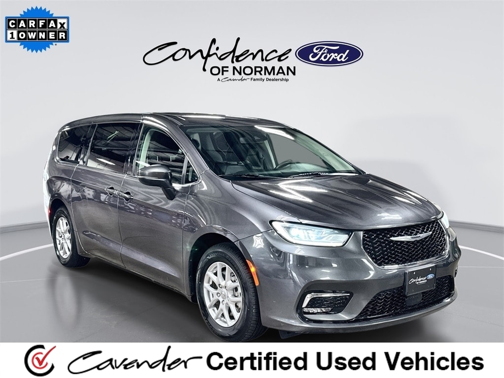 2023 Chrysler Pacifica Touring L's photo