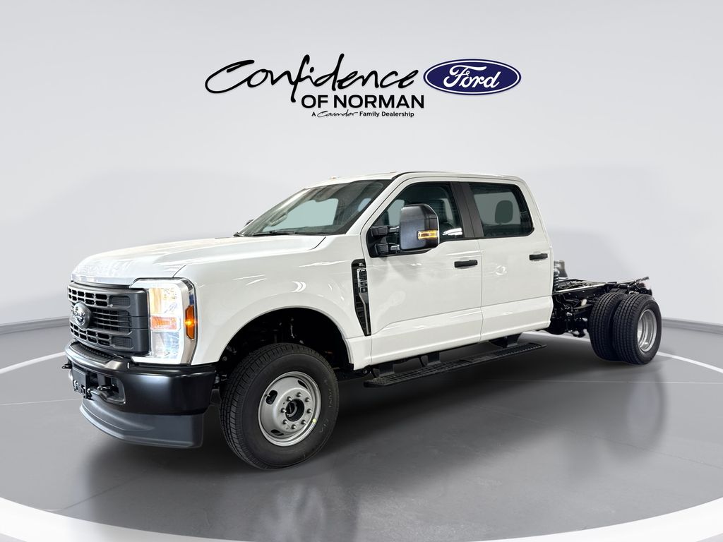 Oxford White 2026 Ford F-350 Super Duty Chassis Pickup Truck Four-Wheel Drive Automatic