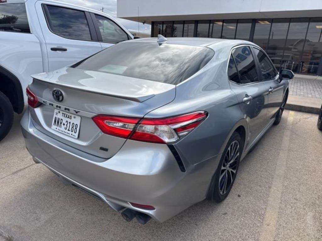Used 2020 Toyota Camry SE Sedan