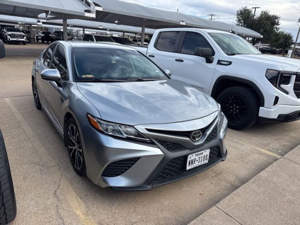 Used 2020 Toyota Camry SE Sedan
