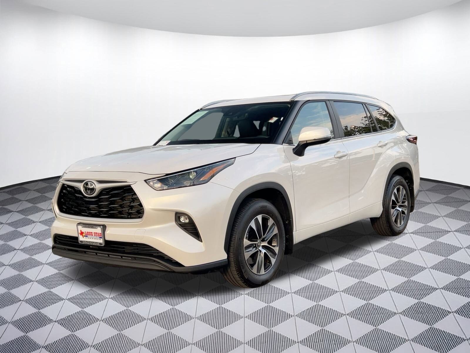 2025 Toyota Highlander XLE photo 2
