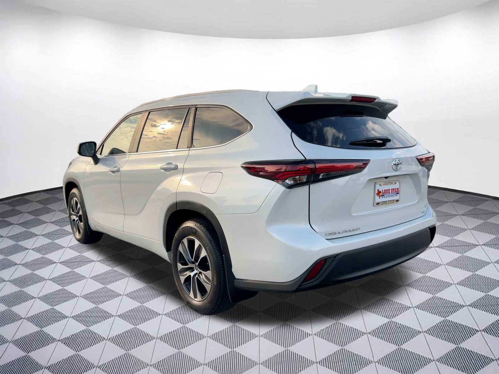 2025 Toyota Highlander XLE photo 3