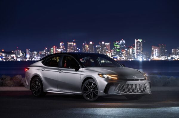 2025_Camry_XSE_AWD_HeavyMetalBlackRoof_001-600x396.jpg
