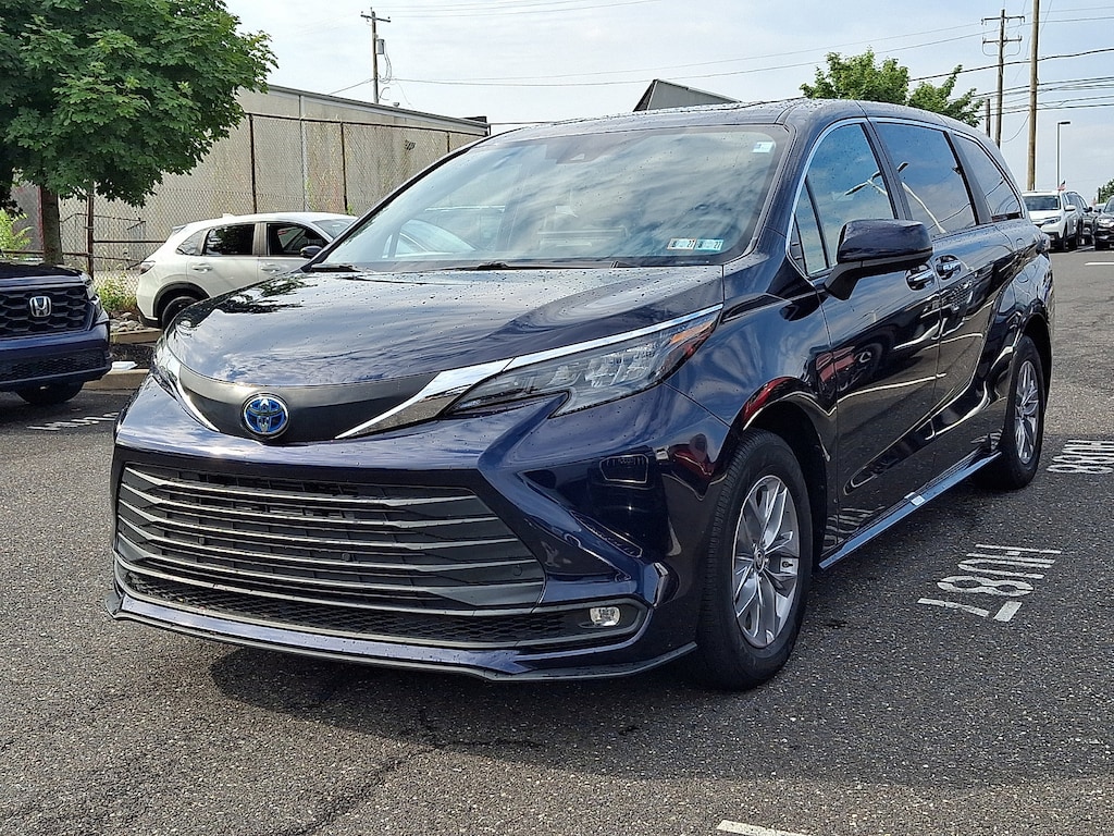 Used 2025 Toyota Sienna XLE Van Passenger Van