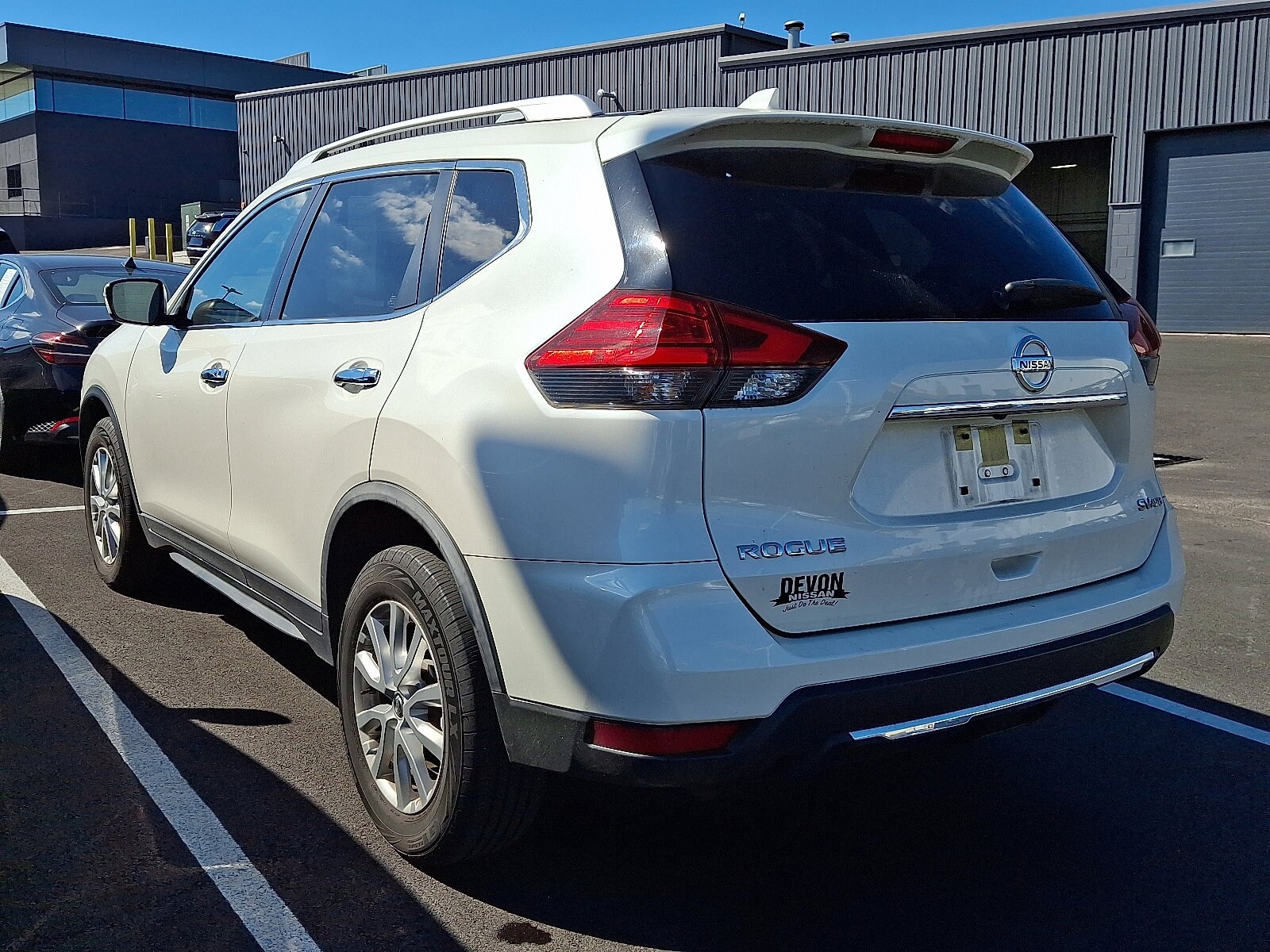 2017 Nissan Rogue SV photo 2