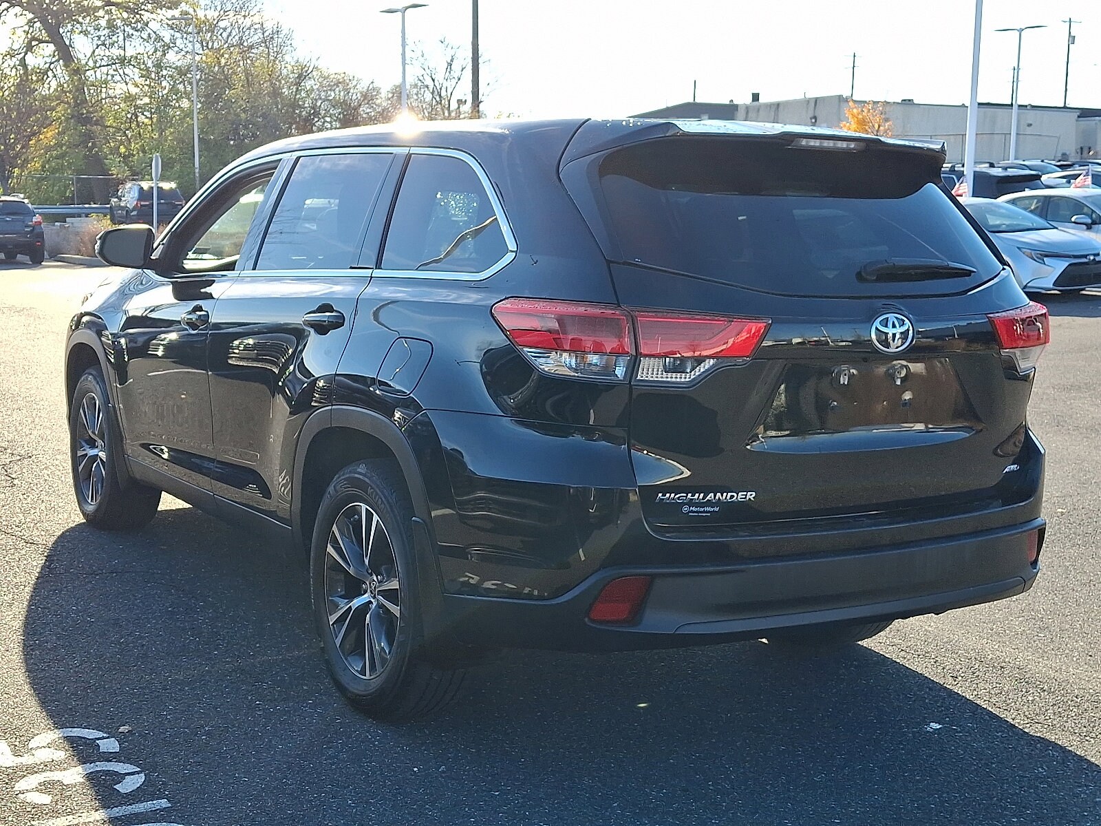 2019 Toyota Highlander LE photo 3