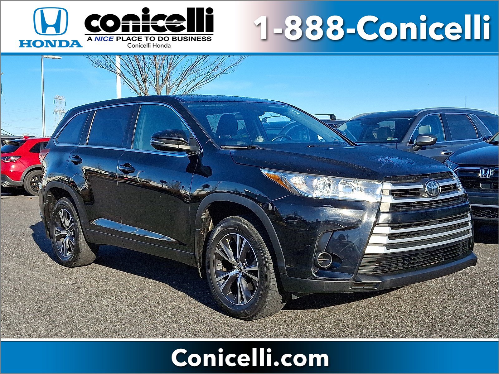 2019 Toyota Highlander LE's photo