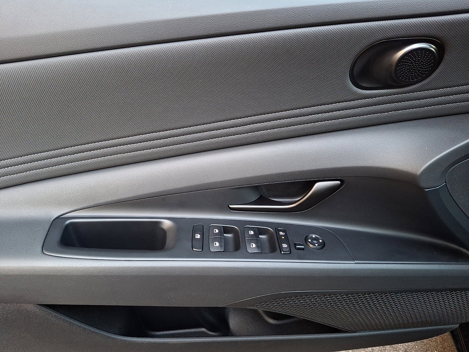 2025 Hyundai Elantra SEL - Photo 12