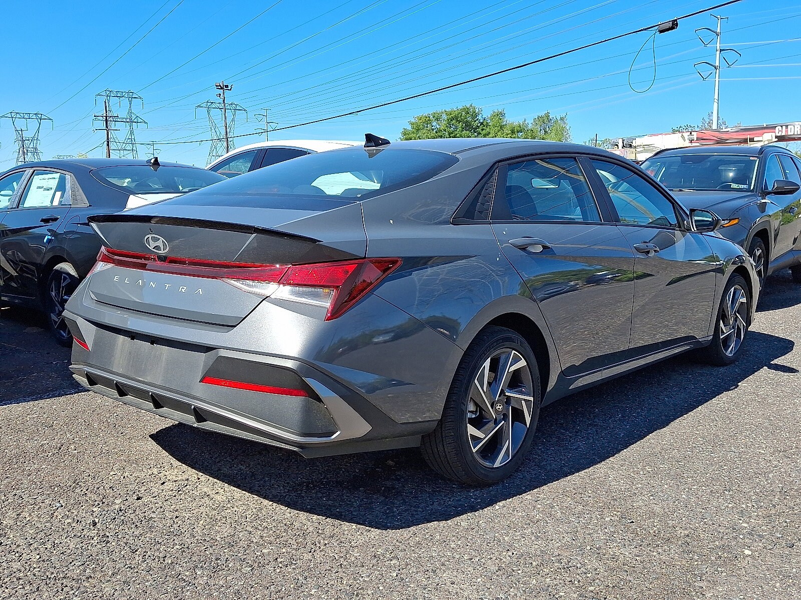 2025 Hyundai Elantra SEL Sport photo 3