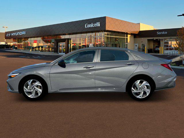 2025 Hyundai Elantra SEL Sport photo 3