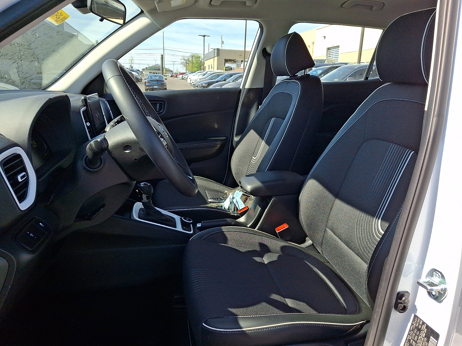 2025 Hyundai Venue Limited - Photo 13