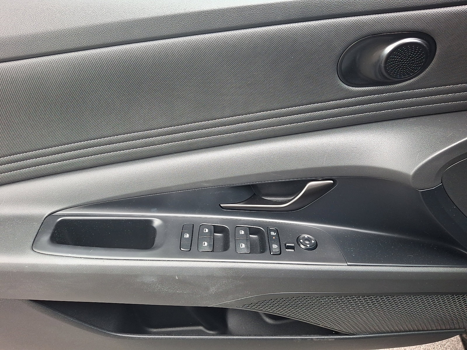2025 Hyundai Elantra SEL - Photo 12