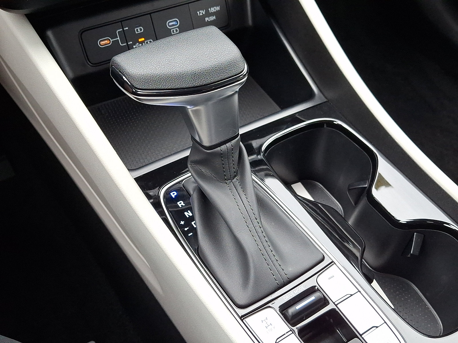 2025 Hyundai Tucson SE - Photo 14