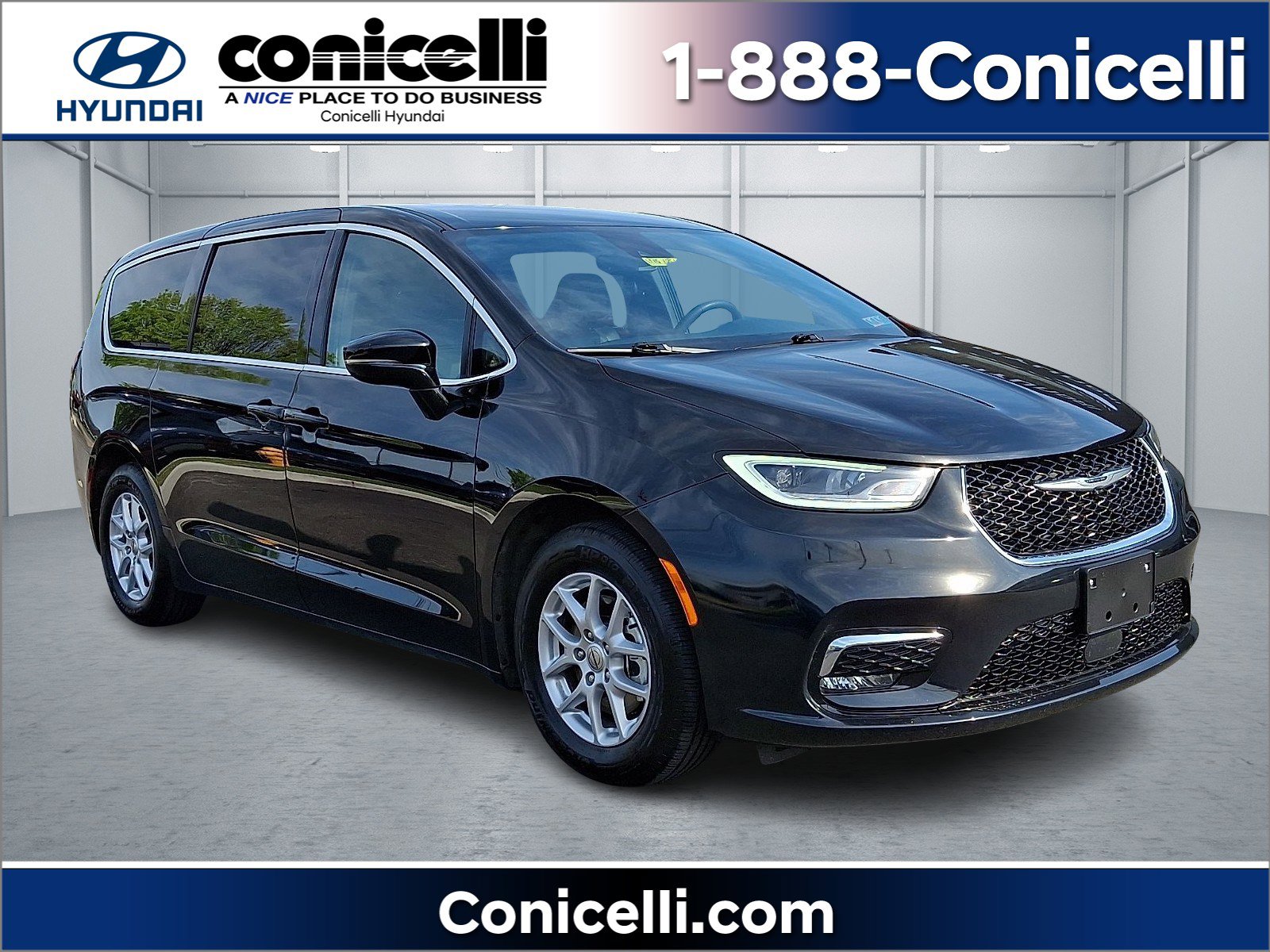 2025 Chrysler Pacifica Select's photo