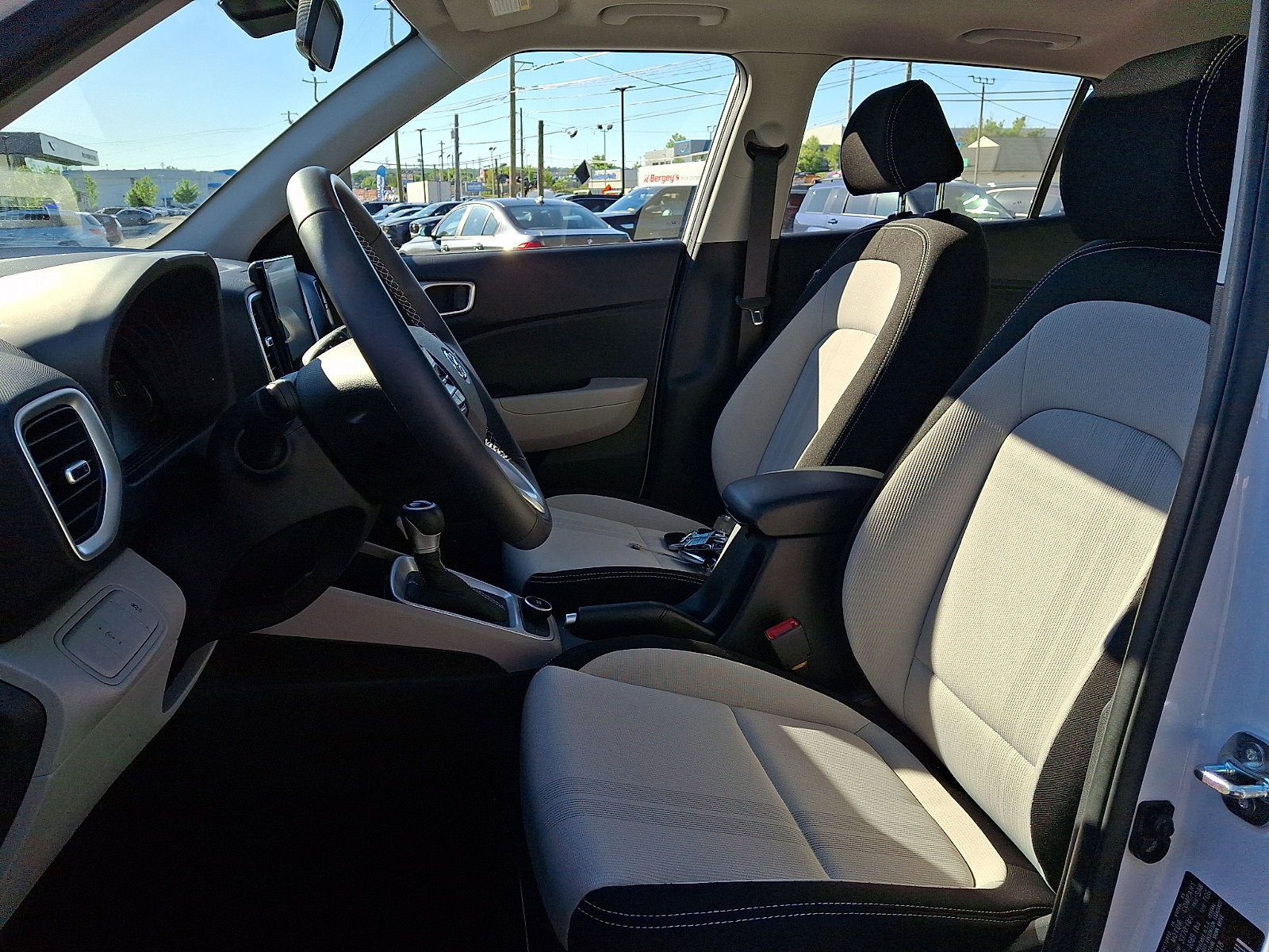 2025 Hyundai Venue SEL - Photo 13
