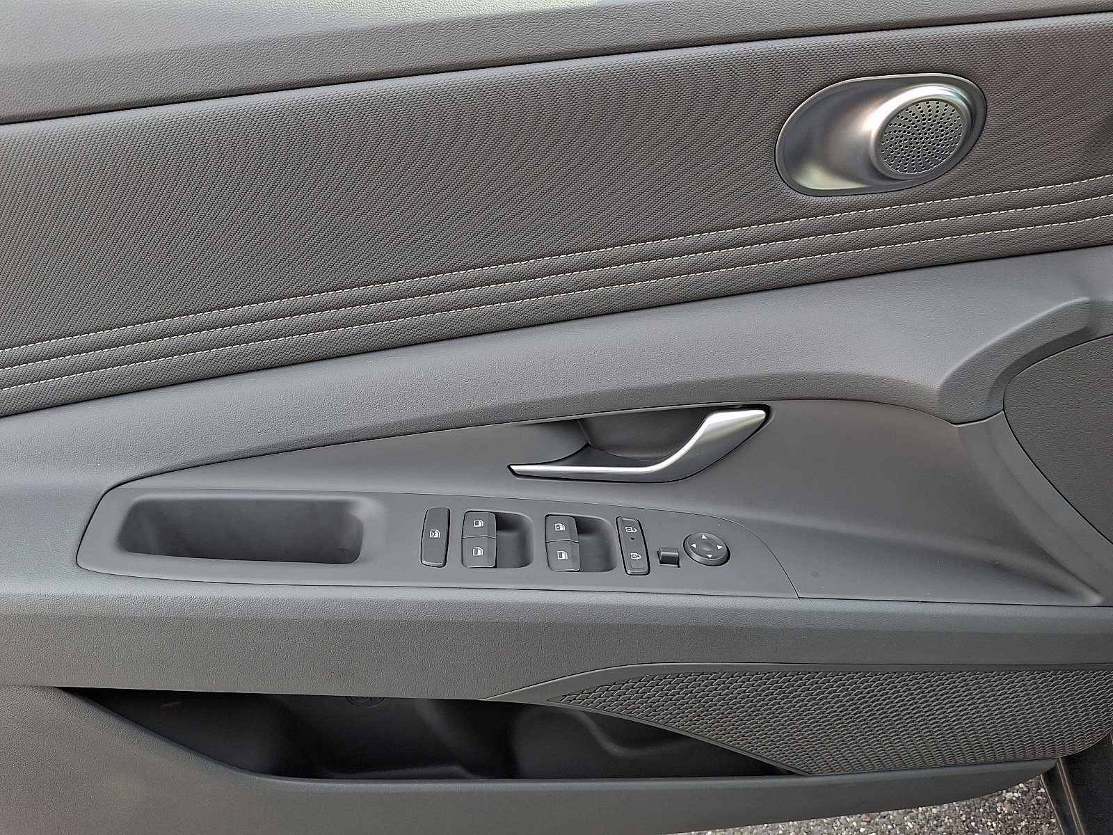 2025 Hyundai Elantra SEL - Photo 12