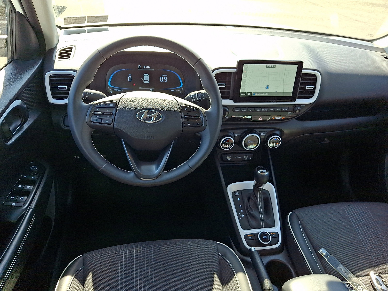 2025 Hyundai Venue Limited - Photo 11