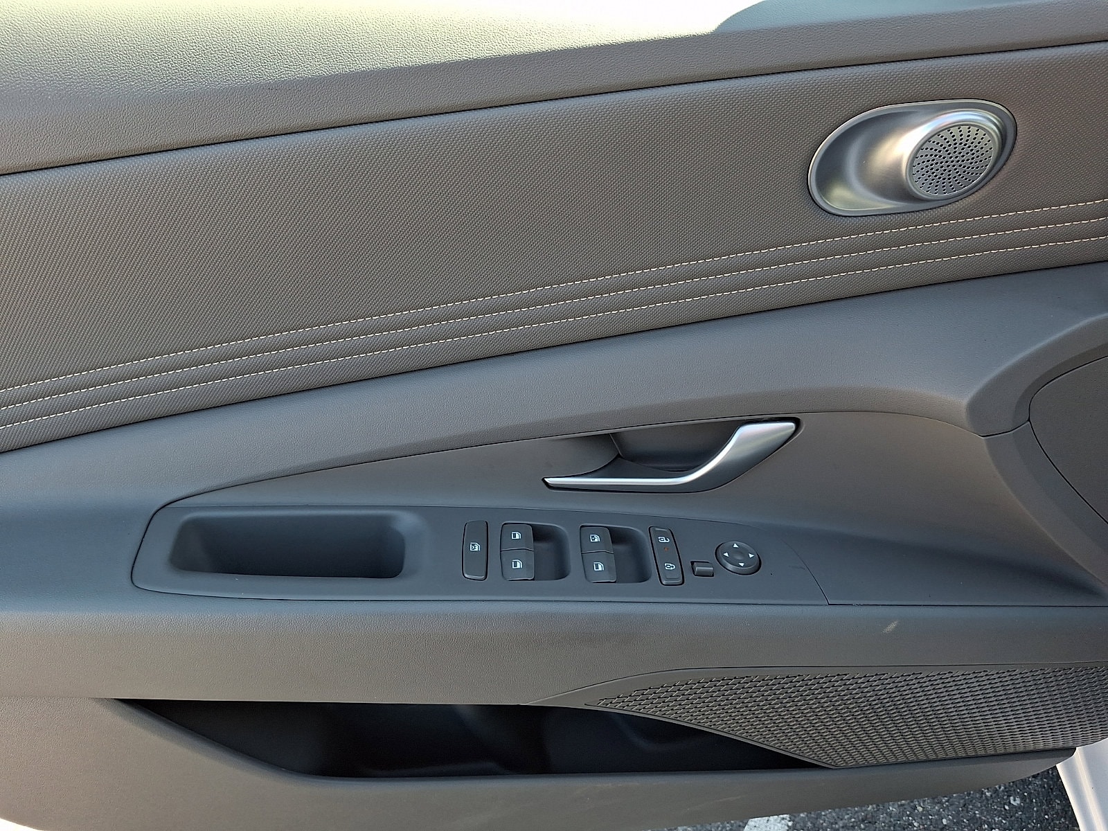 2025 Hyundai Elantra SEL - Photo 12