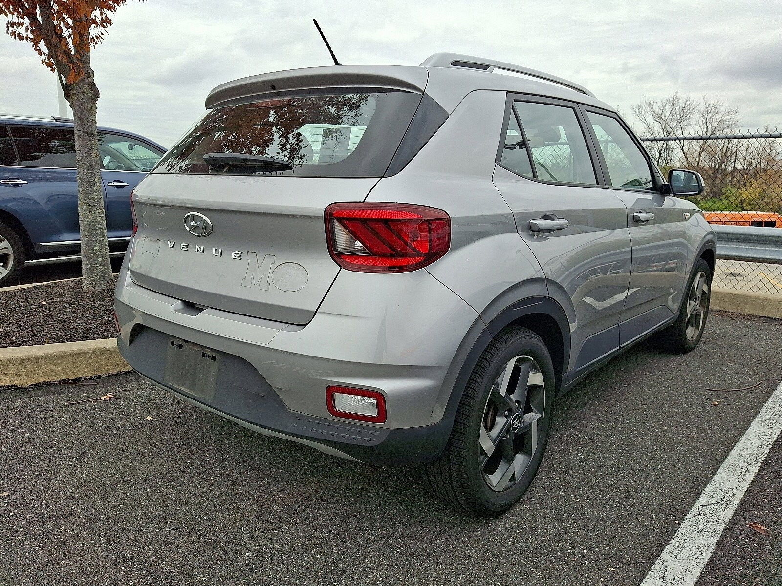 2023 Hyundai Venue SEL photo 2