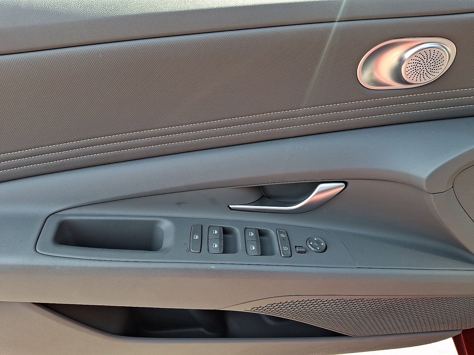 2025 Hyundai Elantra SEL - Photo 12