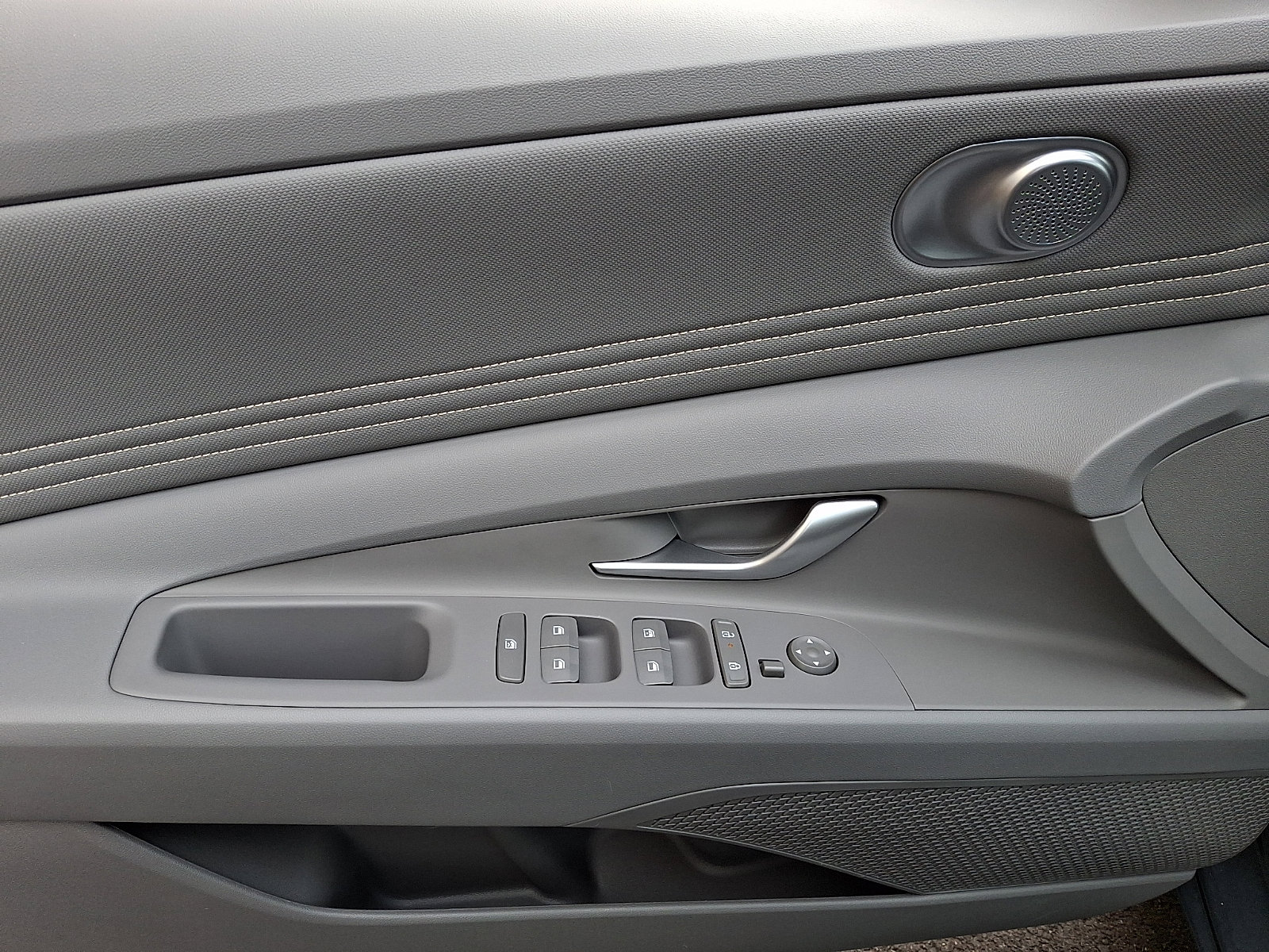 2025 Hyundai Elantra SEL - Photo 12
