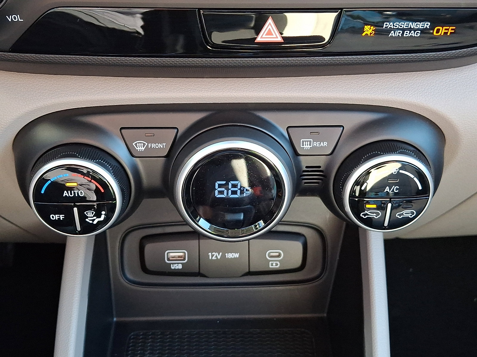 2025 Hyundai Venue SEL - Photo 16
