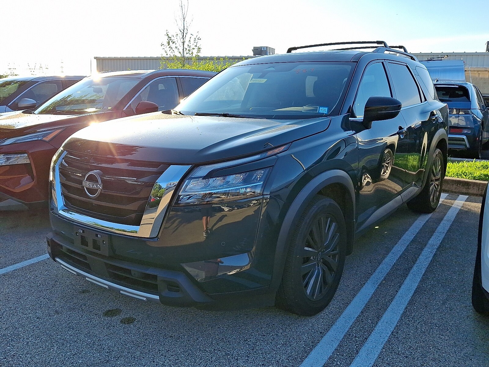 2023 Nissan Pathfinder SL photo 2