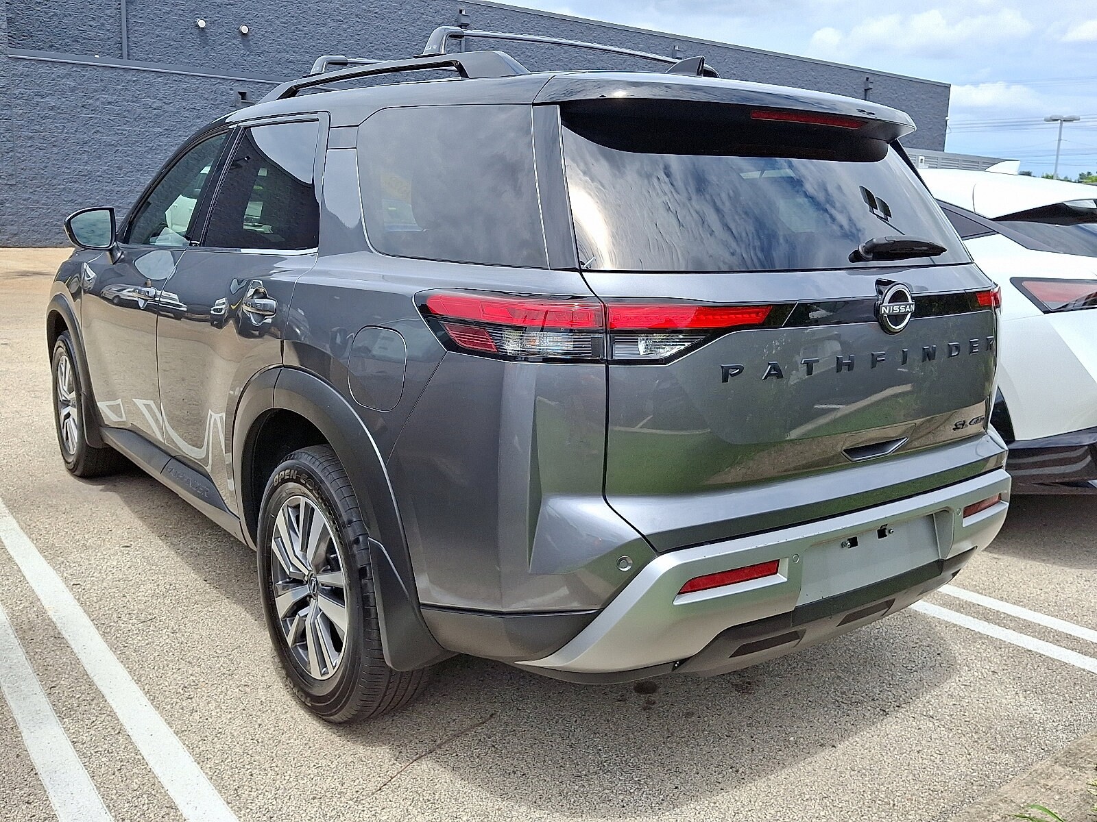 2022 Nissan Pathfinder SL photo 3
