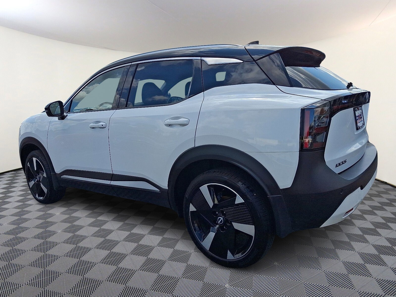 2025 Nissan Kicks SR photo 2