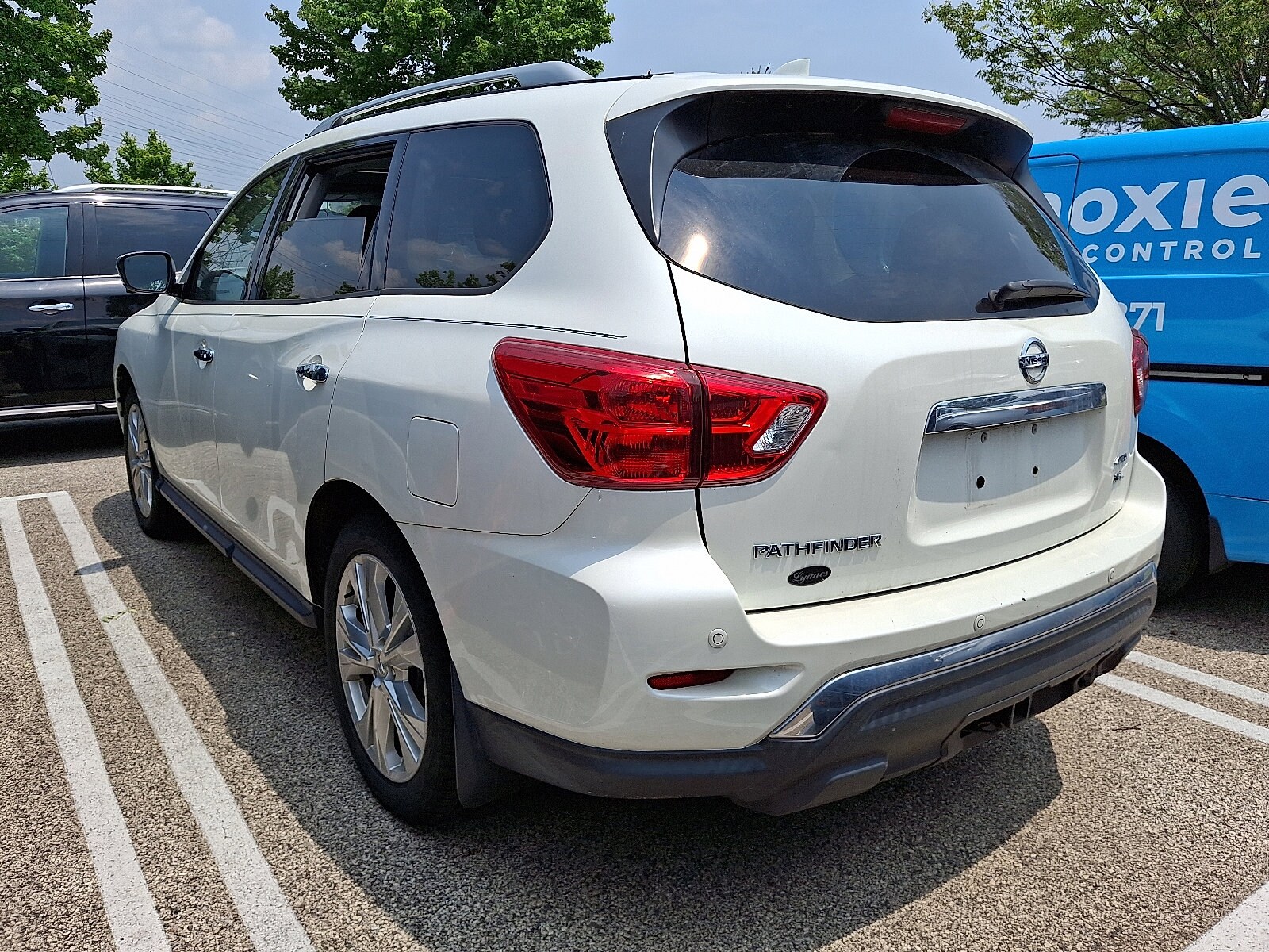 2019 Nissan Pathfinder SL photo 3