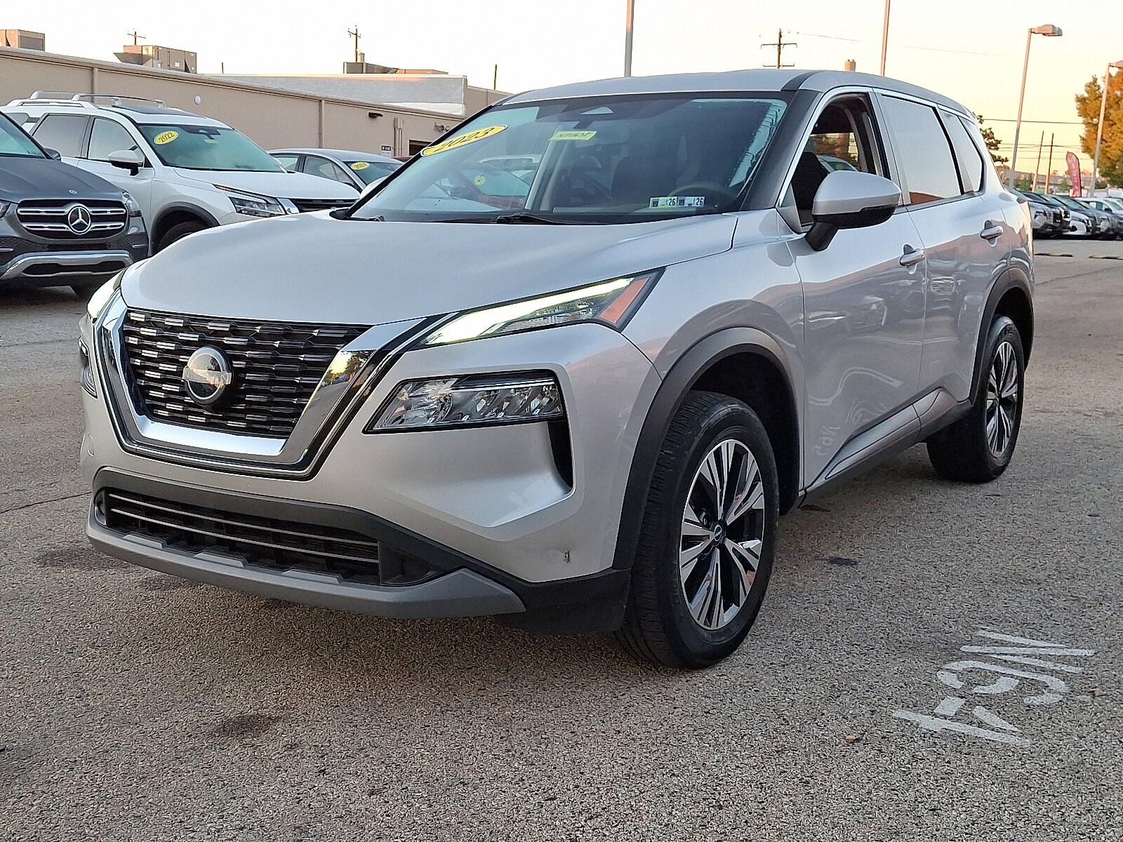 2023 Nissan Rogue SV photo 2