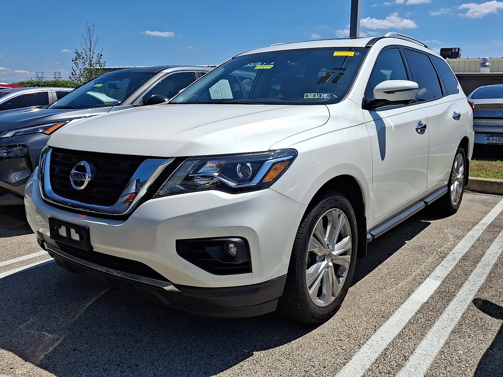 2019 Nissan Pathfinder SL photo 2