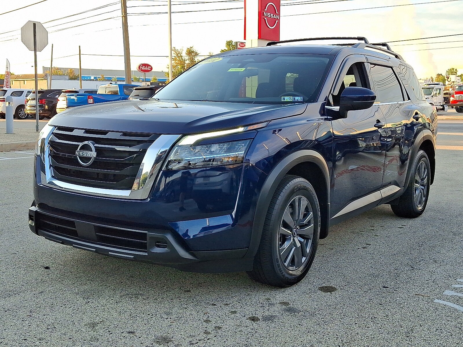 2022 Nissan Pathfinder SV photo 2