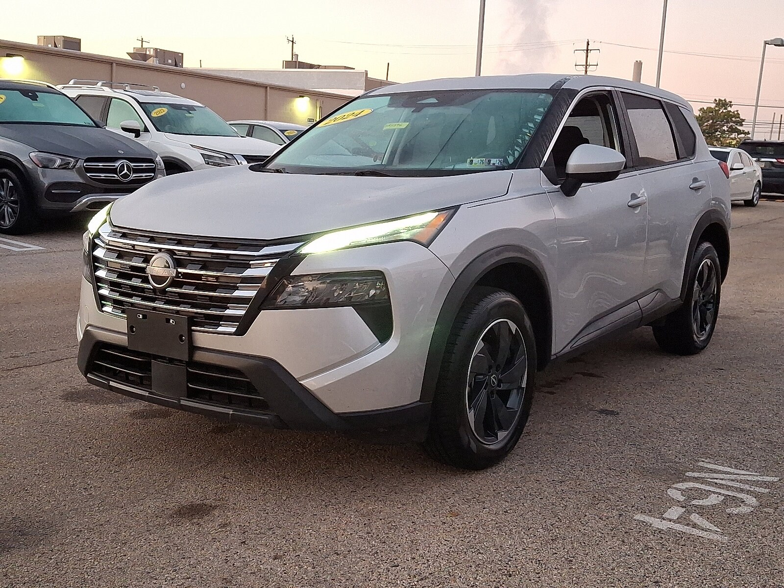 2024 Nissan Rogue SV photo 2