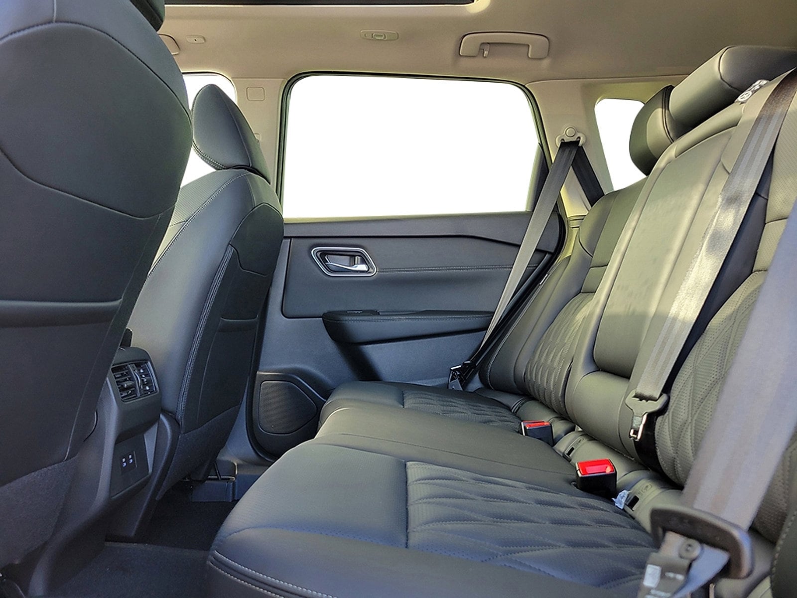 2025 Nissan Rogue Platinum - Photo 16