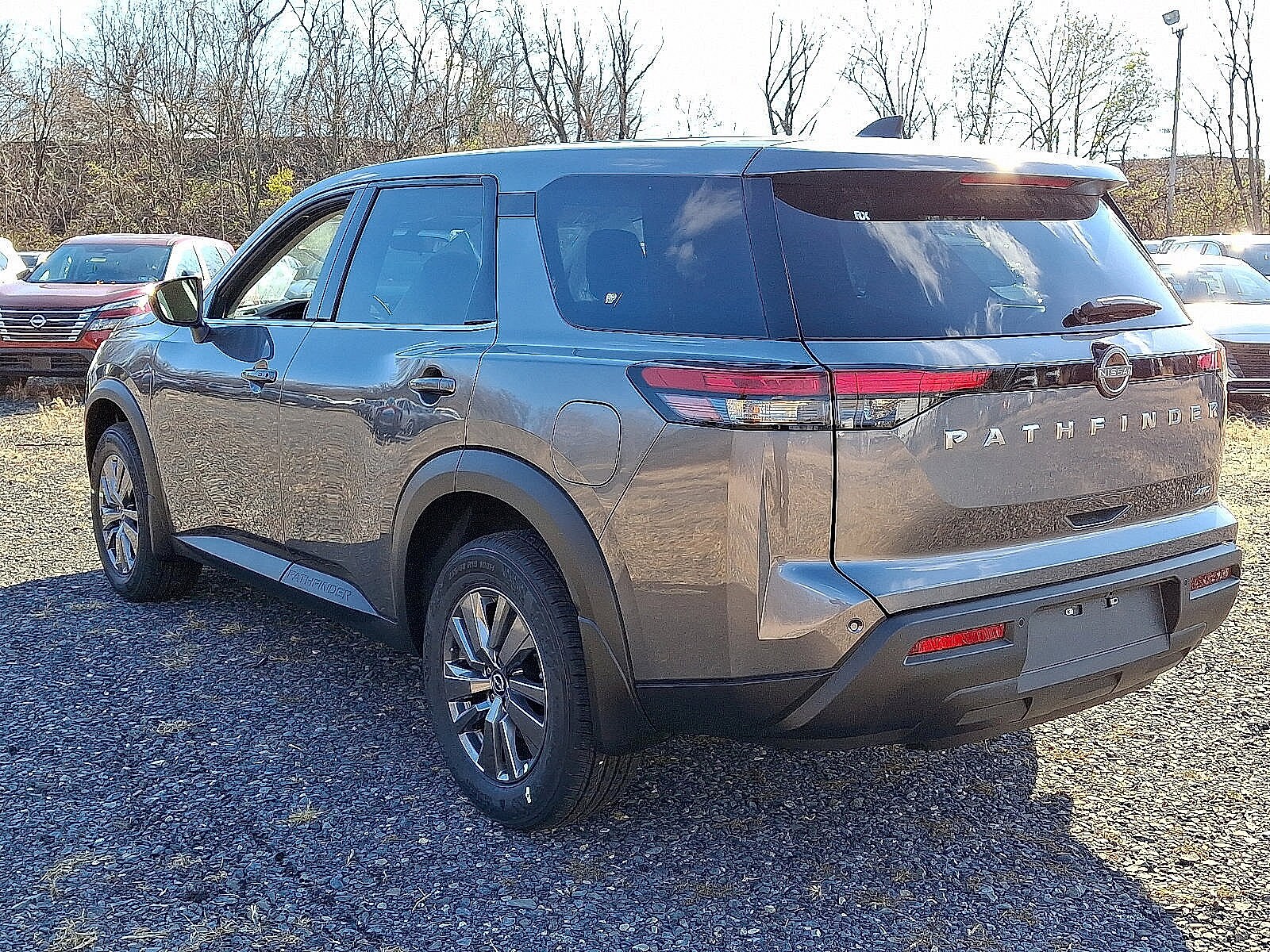 2025 Nissan Pathfinder S photo 3