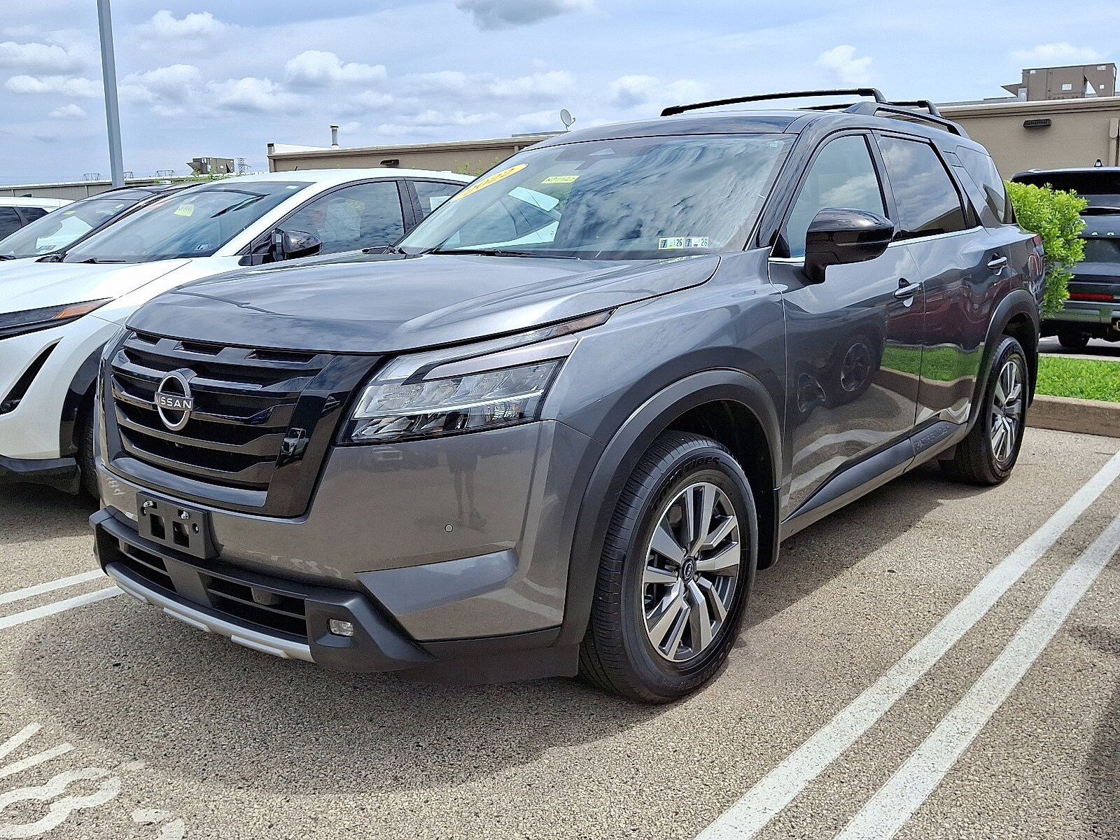 2022 Nissan Pathfinder SL photo 2
