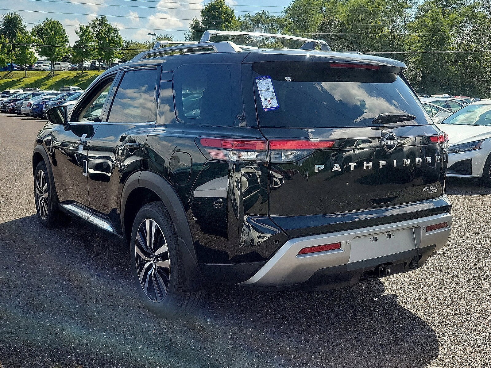 2025 Nissan Pathfinder Platinum photo 3