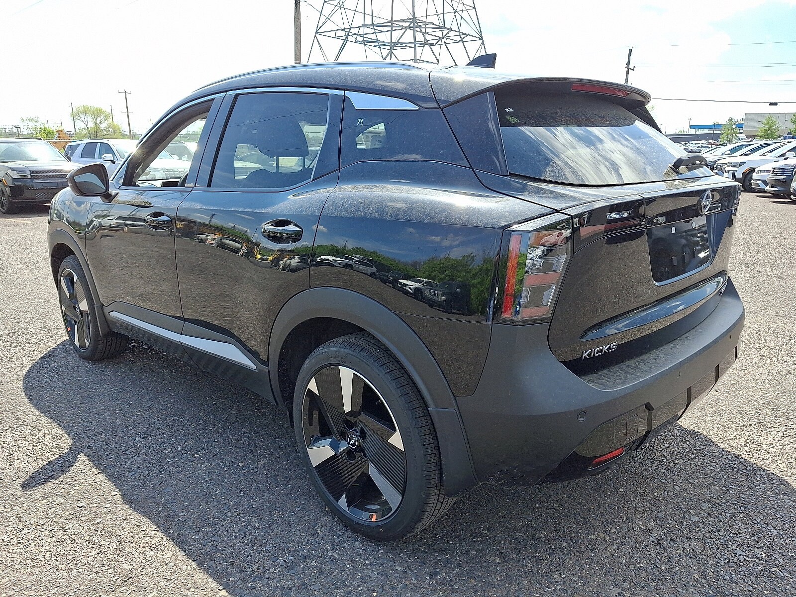 2025 Nissan Kicks SR photo 3
