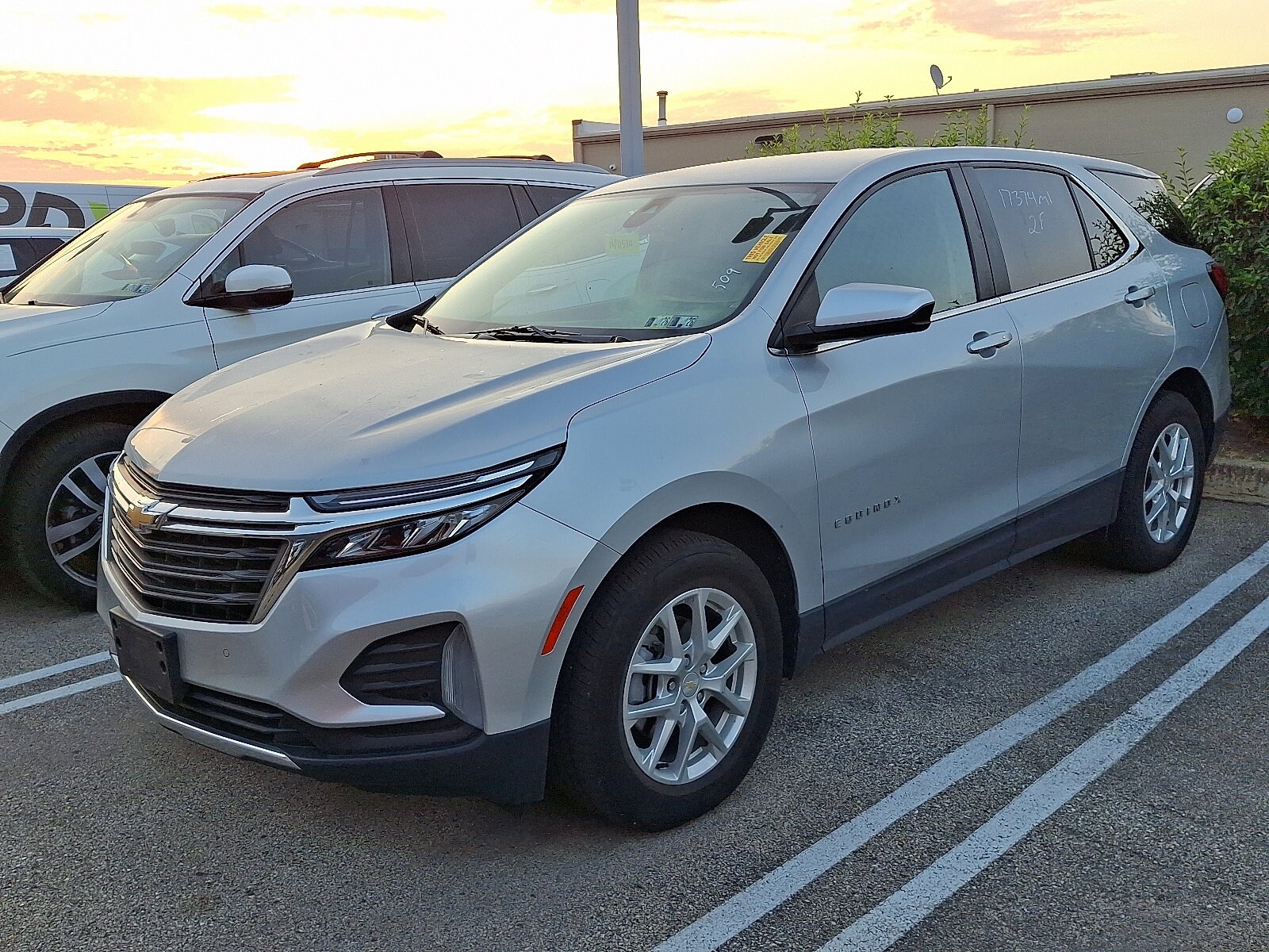2022 Chevrolet Equinox LT photo 3