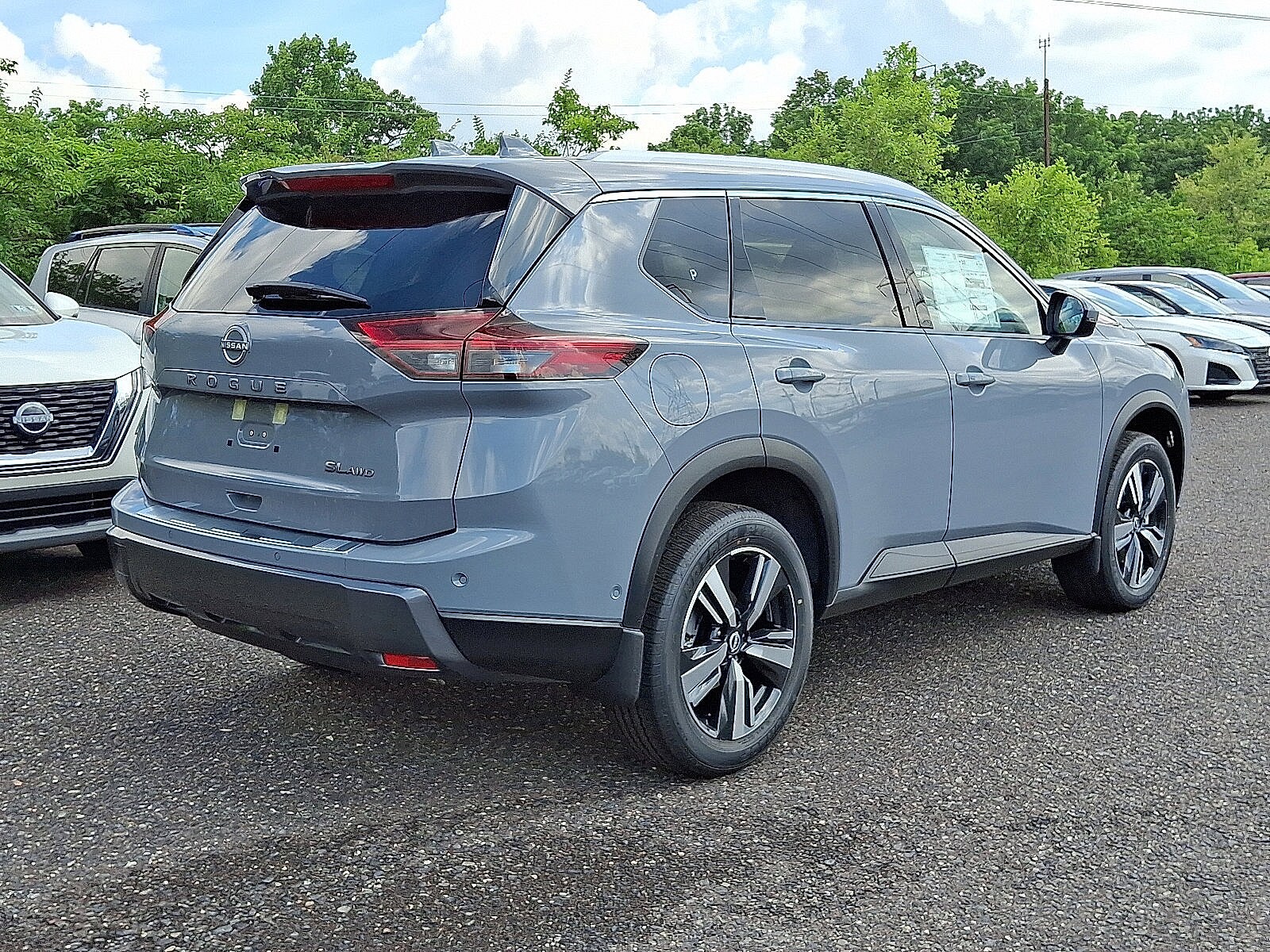 2025 Nissan Rogue SL photo 4