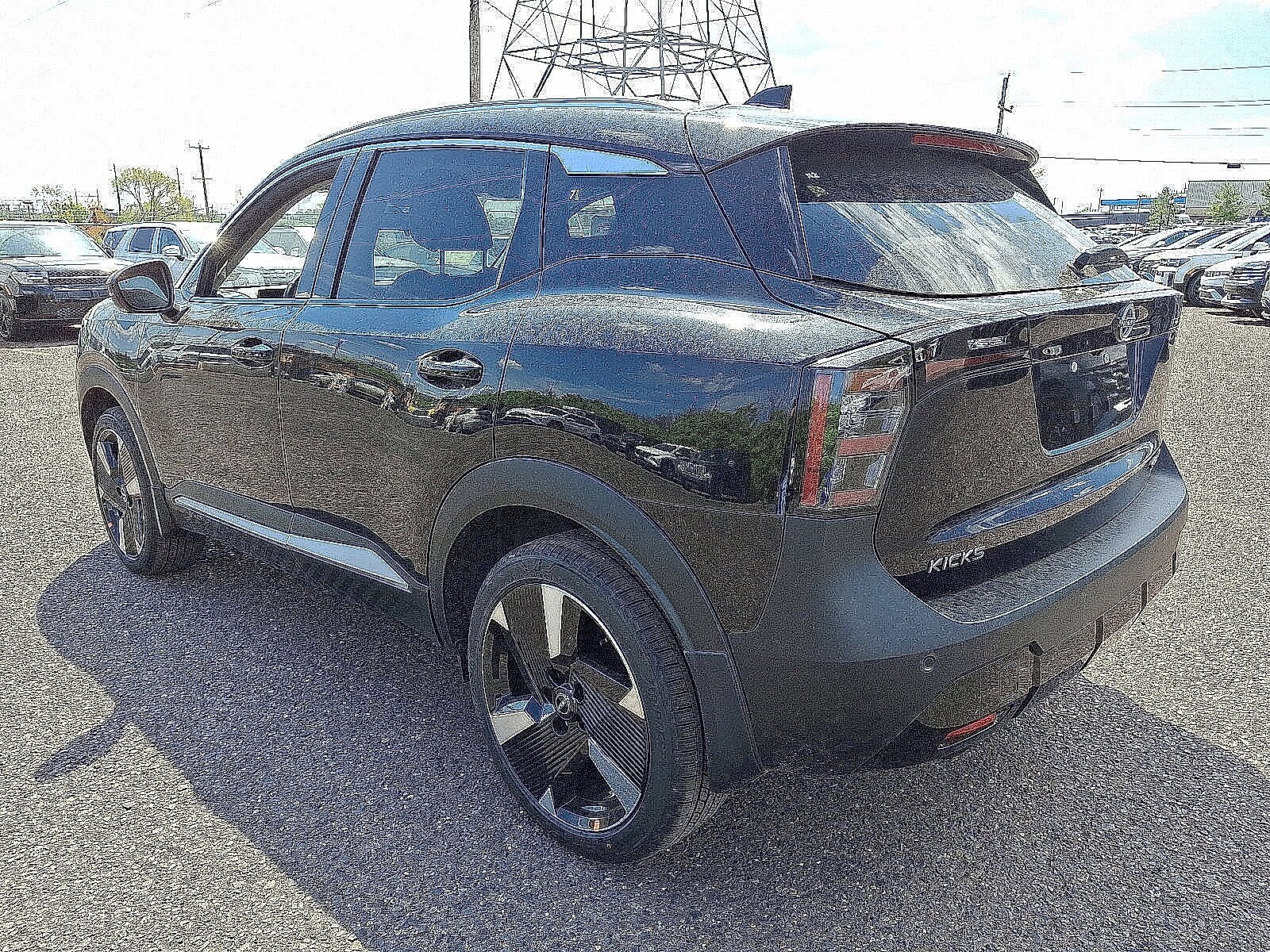 2025 Nissan Kicks SR photo 3