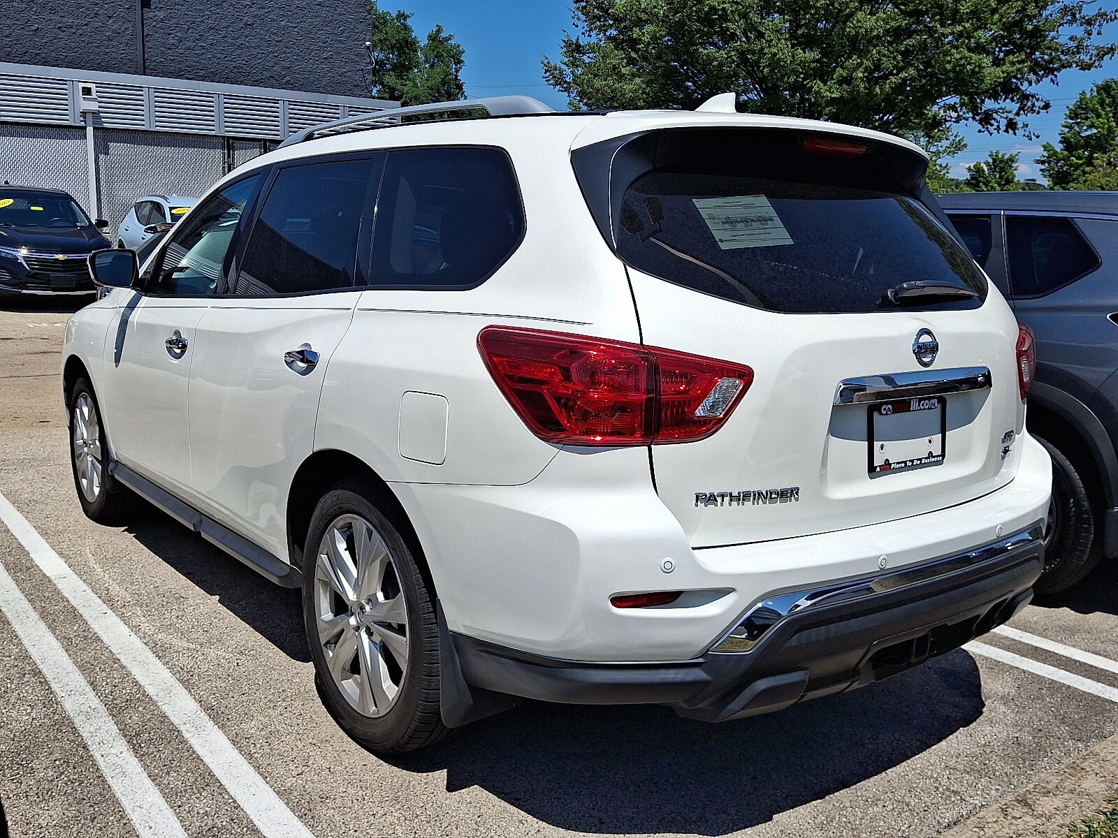 2019 Nissan Pathfinder SL photo 3