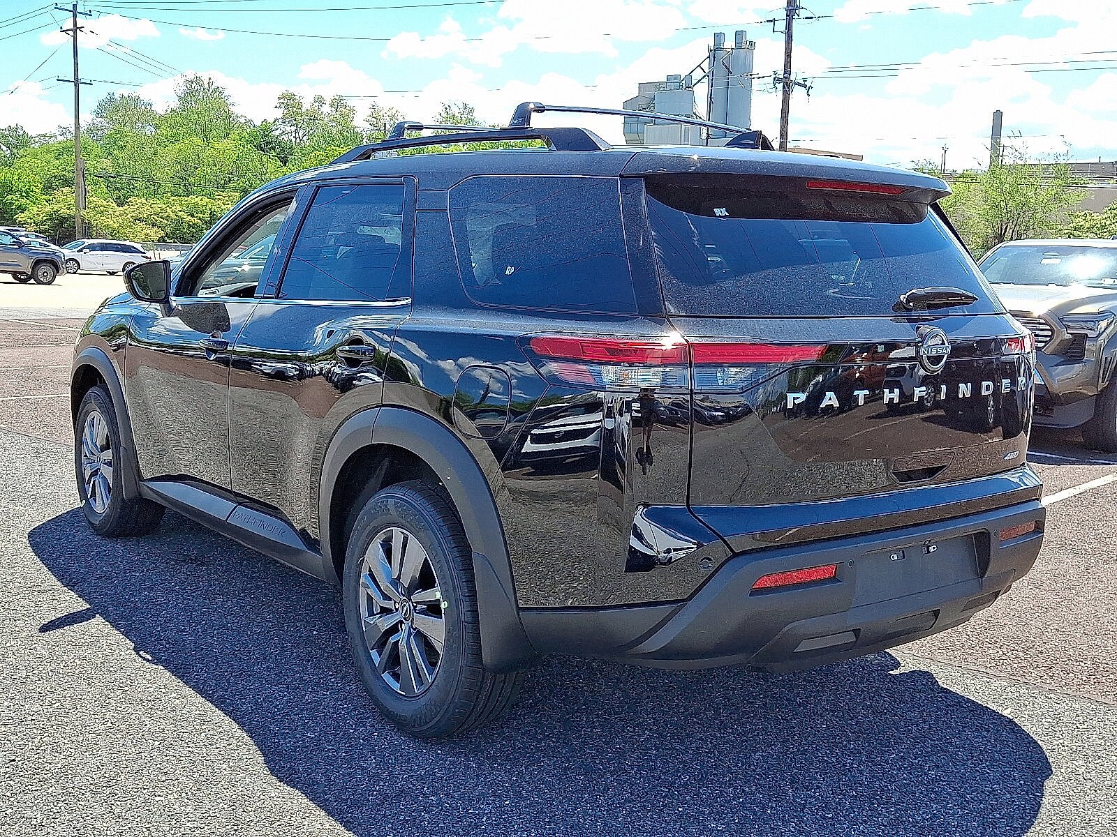 2025 Nissan Pathfinder SV photo 3