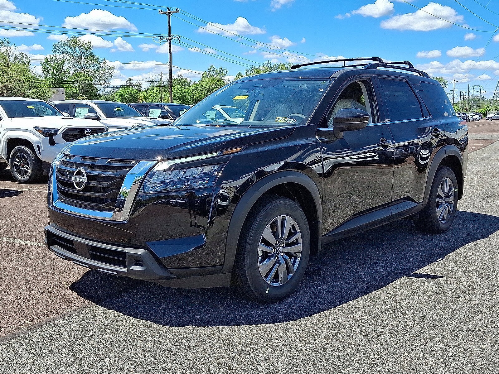 2025 Nissan Pathfinder SV photo 2