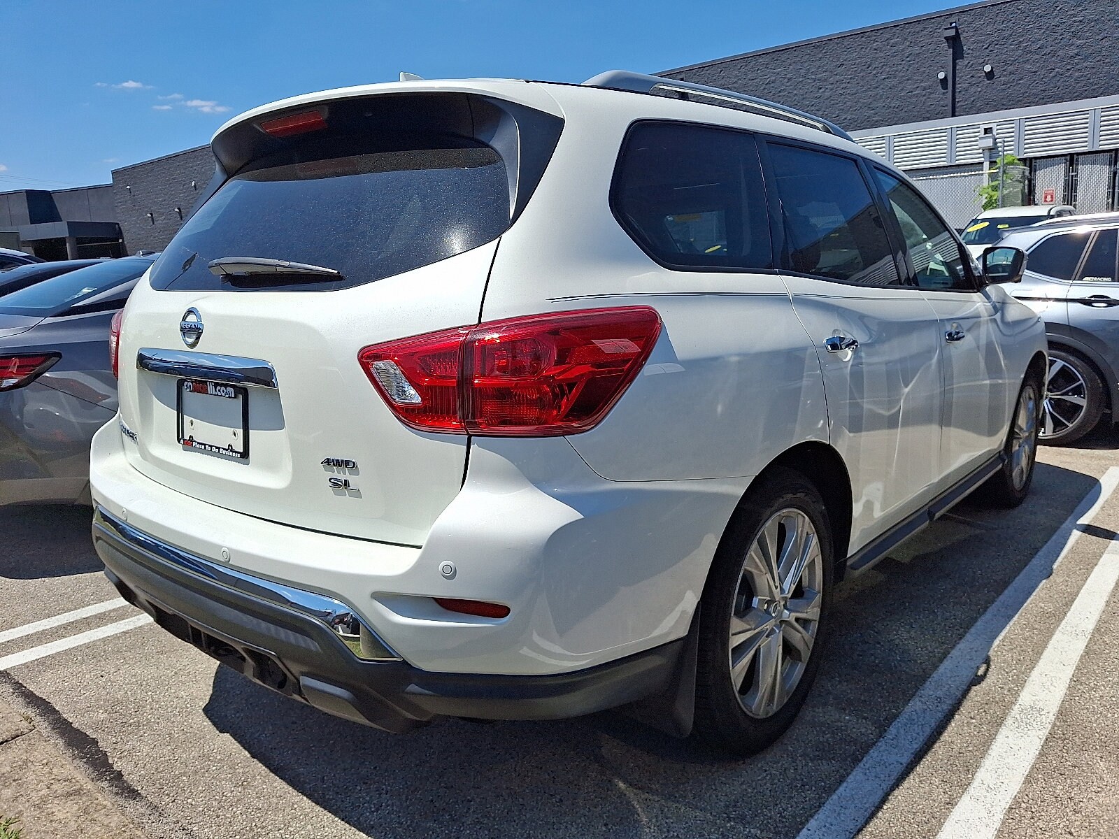 2019 Nissan Pathfinder SL photo 4